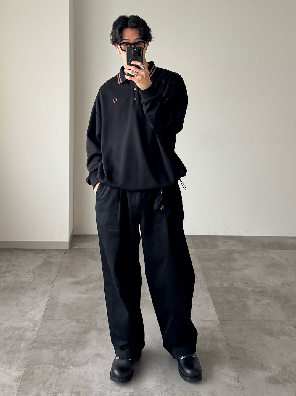 「ロンT、春コーデ、ポロシャツ、WETTEMPT、Traditional Weatherwear、merrell、きれいめカジュアル、シティーボーイ」｜「WETTEMPTのMOSS STITCH LONG POLO SHIRT / 鹿の子ロングポロシャツ（ポロシャツ、ブラック系）」を使った、おさゆうさん（メンズ・168cm）の春コーディネートの1枚目の写真