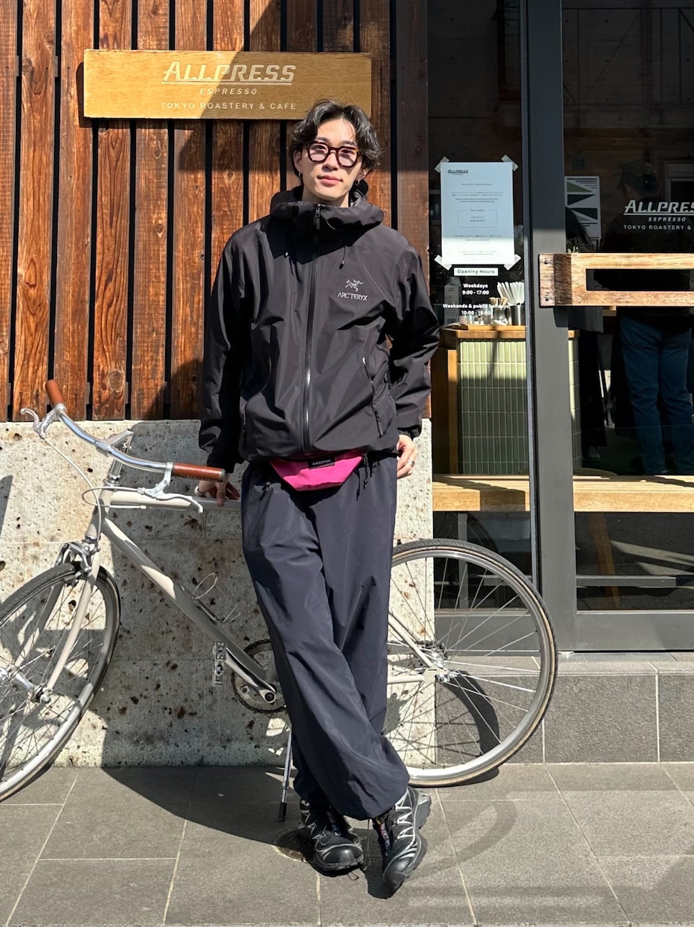 「春めき満開コーデ、春色、大人カジュアル、サイクリング、ARC'TERYX、DAIWAPIER39、シティーボーイ、SALOMON、ナイロンジャケット」｜「EASTPAKの【EASTPAK/イーストパック】SPRINGER　スプリンガー　ウエストバッグ　ショルダーバッグ（ボディバッグ/ウエストポーチ、ピンク系）」を使った、おさゆうさん（メンズ・168cm）の春コーディネートの1枚目の写真