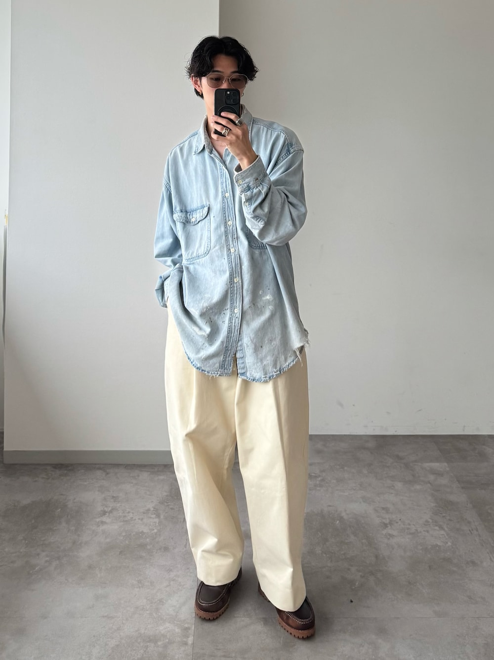「LL.Bean、デニムシャツ、STUDIONICHOLSON、古着MIX、古着、Timberland、きれいめカジュアル、シンフルコーデ、白パンツ」｜「LLBeanのアイテム（シャツ/ブラウス、ブルー系）」を使った、おさゆうさん（メンズ・168cm）の夏コーディネートの1枚目の写真