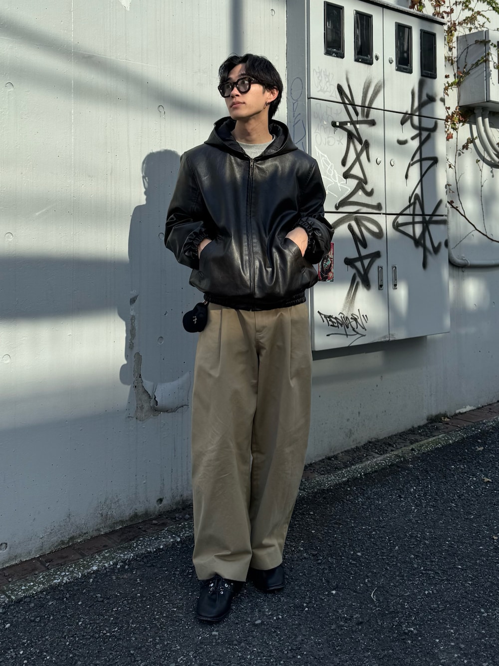 ブラック系のその他アウター、ベージュ系のその他パンツ、ブラック系のシューズを着用したメンズの冬コーディネートの1枚目の写真