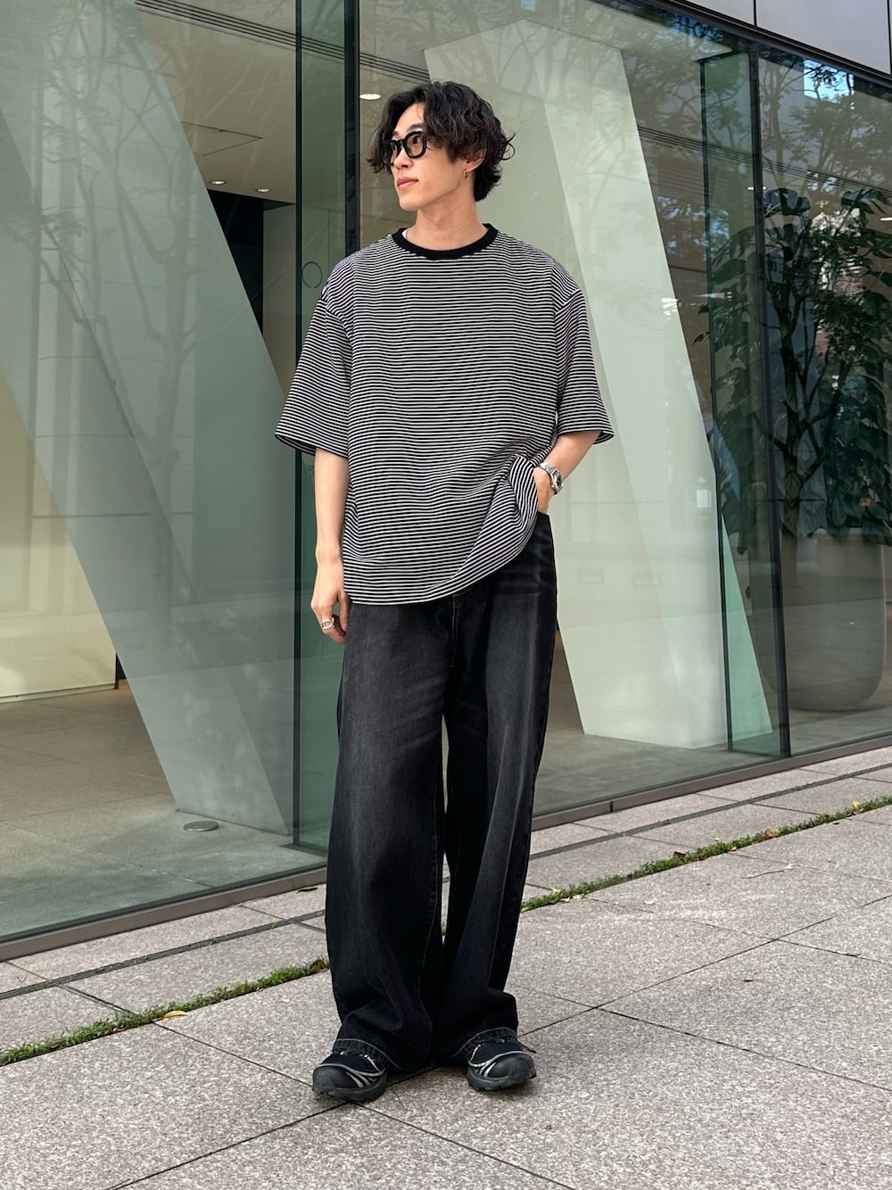 「きれいめカジュアル、WETTEMPT、オーバーダイ、デニム、デニムコーデ、ボーダー、ボーダートップス、SALOMON」｜「WETTEMPTのCREW NECK MULTI BORDER TEE / クルーネックマルチボーダーT（Tシャツ/カットソー、ブラック系）」を使った、おさゆうさん（メンズ・168cm）の春コーディネートの1枚目の写真