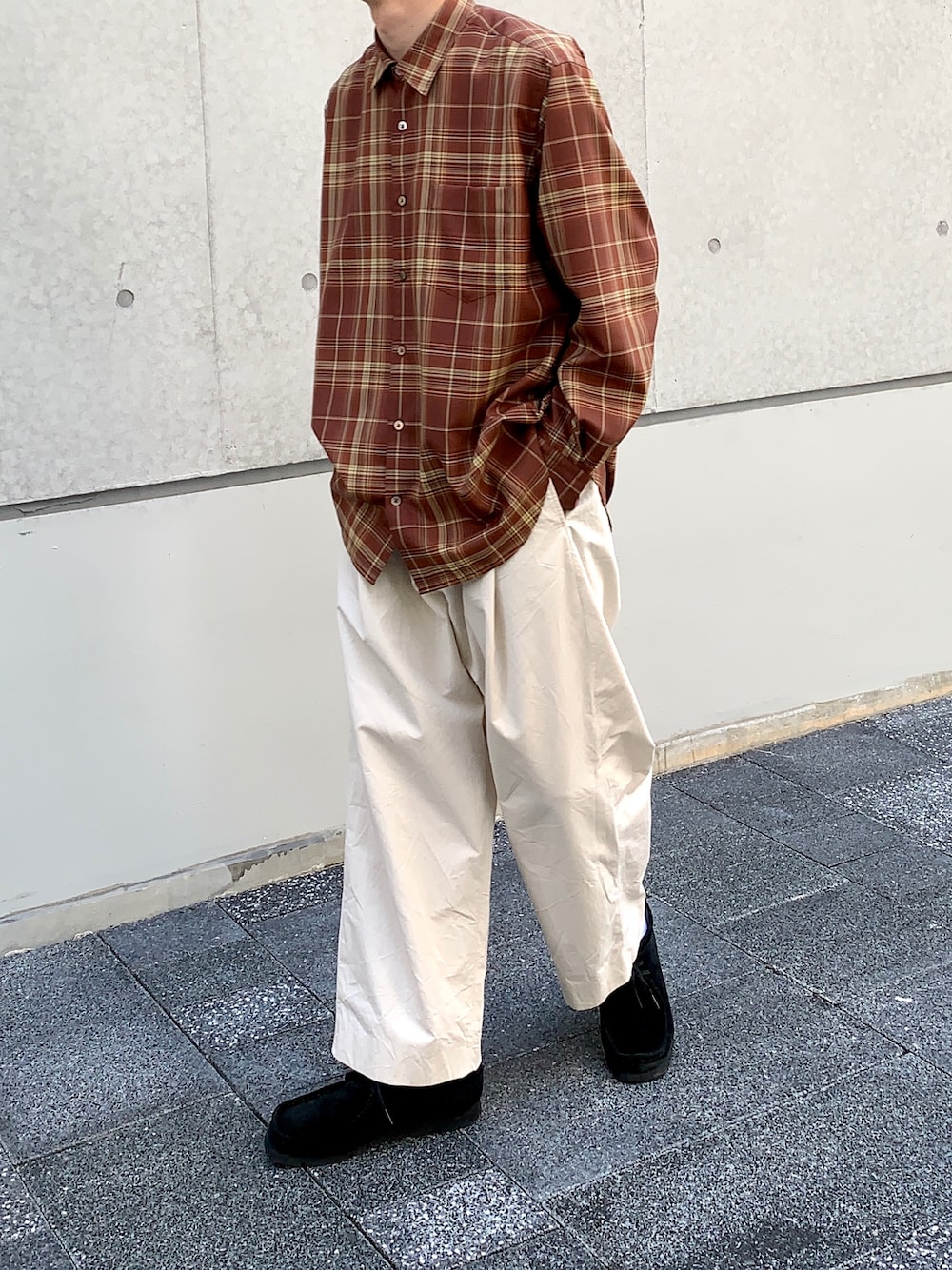「秋のコーデ、秋コーデ、チェックシャツ、白パンツ、マドラスチェック、clarks、wellder、URU、シンプル、きれいめカジュアル、クラークス」｜「WELLDERの【WELLDER】Standard Shirt（シャツ/ブラウス、ブラウン系）」を使った、おさゆうさん（メンズ・168cm）の秋コーディネートの1枚目の写真