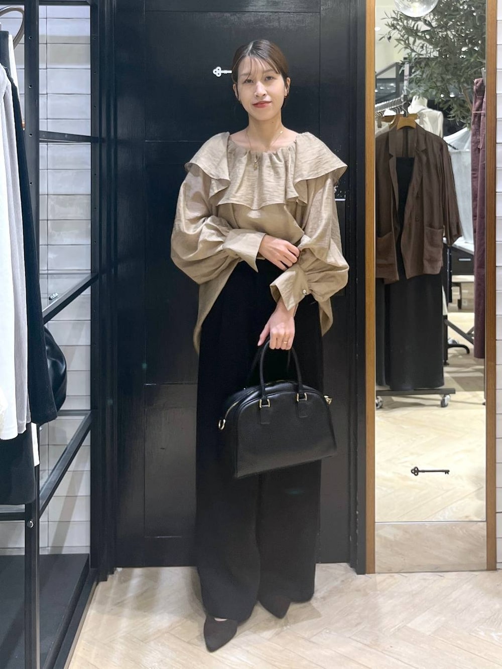 「ベーシック/シンプル、きれいめ、着痩せ・細見え、SNAP_apart by lowrys、apart by lowrys、ブラウン、ブラウス、パンツ、お仕事コーデ_apart by lowrys、秋コーデ、秋冬新作」｜「A part byの【セレクト】AULENTTI/ボストンバッグ（ボストンバッグ、ブラック系）」を使った、hinakoさん（レディース・157cm）の夏コーディネートの1枚目の写真