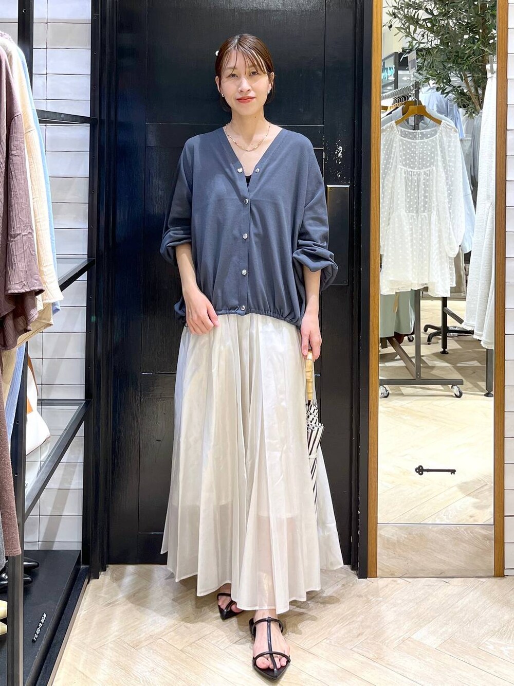 「ベーシック/シンプル、着痩せ・細見え、SNAP_apart by lowrys、スカート、春コーデ、きれいめ、カーディガン、apart by lowrys、雨の日コーデ、春夏コーデ」｜「A part byのドロストビッグVカーディガン（カーディガン/ボレロ、グレー系）」を使った、hinakoさん（レディース・157cm）の春コーディネートの1枚目の写真