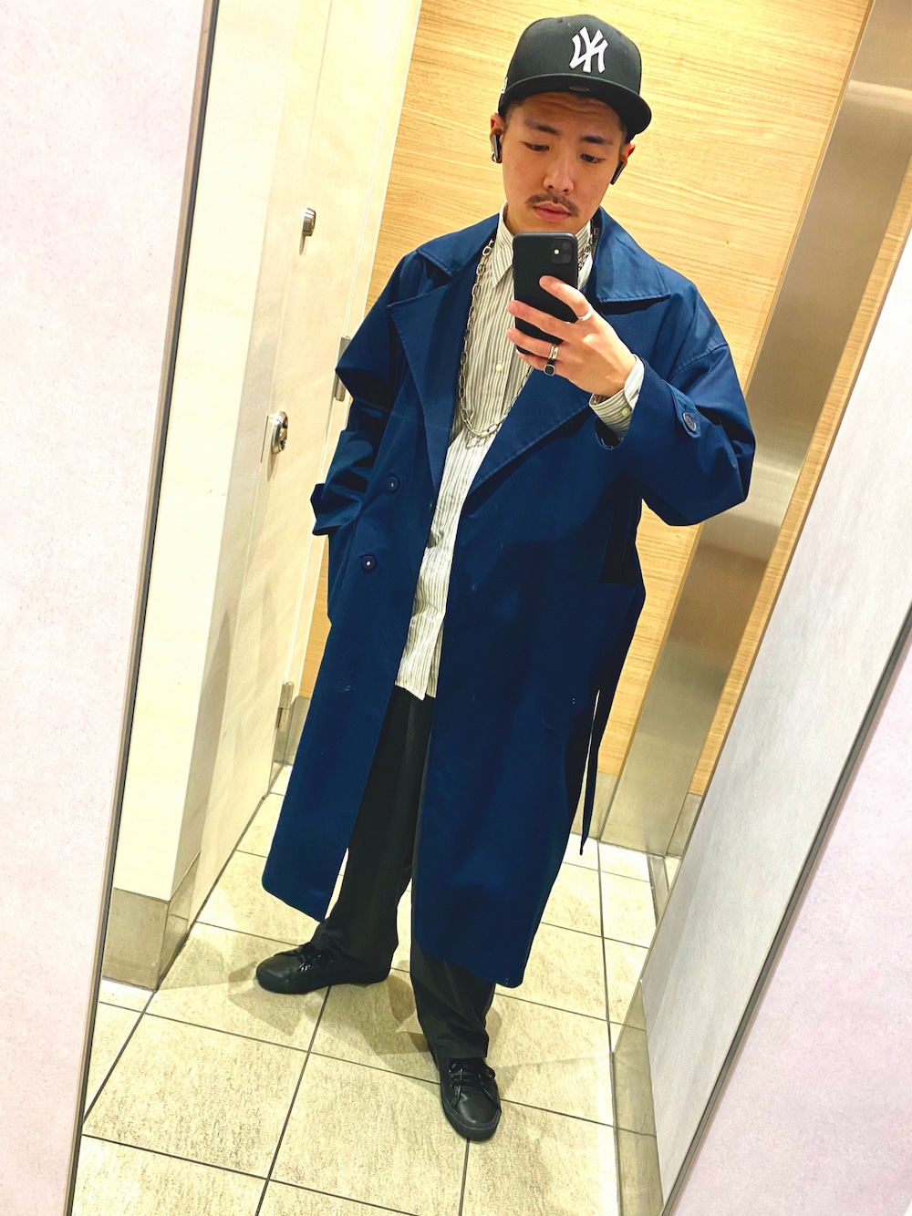 「オーバーサイズ、ストリート、きれいめストリート」｜「URBAN RESEARCHのアイテム（トレンチコート、ブルー系）」を使った、mstkさん（メンズ・168cm）の冬コーディネートの1枚目の写真
