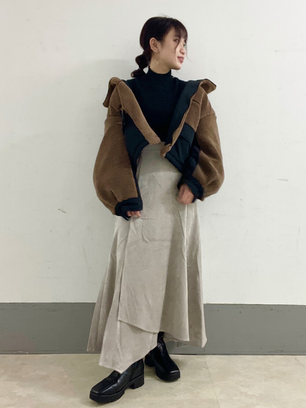 「ブルゾン、アウター、ベロアスカート、ベルベット、マーメイドスカート、キレイめ、だから秋服が好き、オトナカジュアル、きれいめカジュアル」｜「PAGEBOYのリブタートルニット（ニット/セーター、ブラック系）」を使った、ぱらんさん（レディース・156cm）の秋コーディネートの1枚目の写真