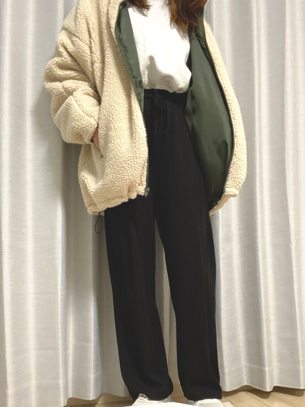 「studior330、サスティナブル、スウェット、ローラ、冬、ラクチンコーデ、カジュアル、おしゃれさんと繋がりたい、cepo、LAVANDA」｜「cepoのビッグシルエット　ボアジャケット（ブルゾン、ホワイト系）」を使った、natsukiさん（レディース・160cm）の冬コーディネートの1枚目の写真