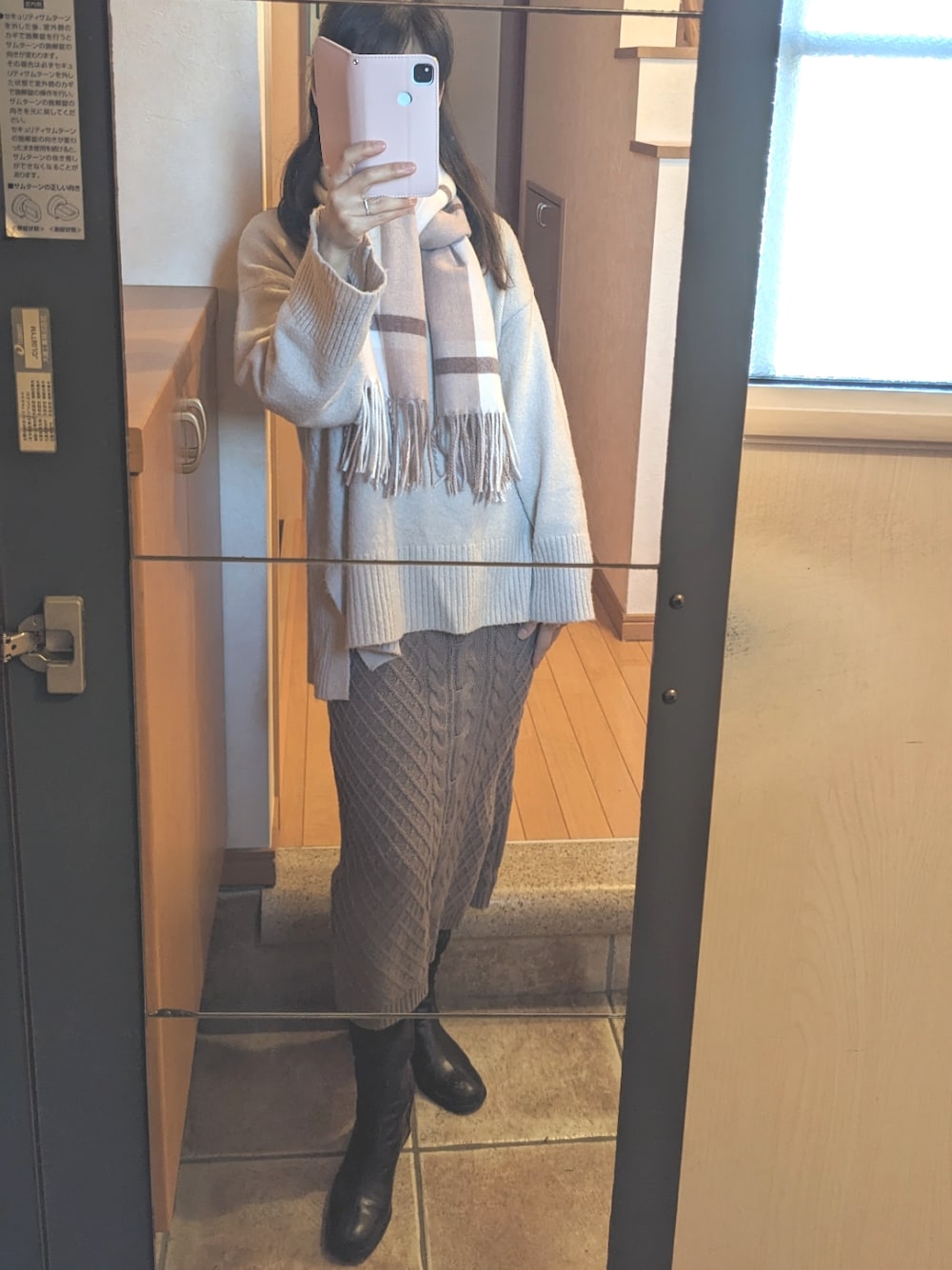 「ストール、タイトスカート、ゆるコーデ」｜「Honeysのアイテム（マフラー、ピンク系）」を使った、彩さん（レディース・156cm）の冬コーディネートの1枚目の写真