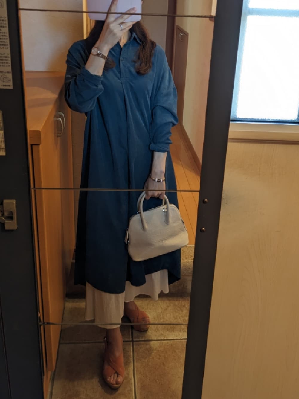 「ワンピース、サンダル、大人カジュアル」｜「古着のアイテム（ワンピース、ブルー系）」を使った、彩さん（レディース・156cm）の春コーディネートの1枚目の写真