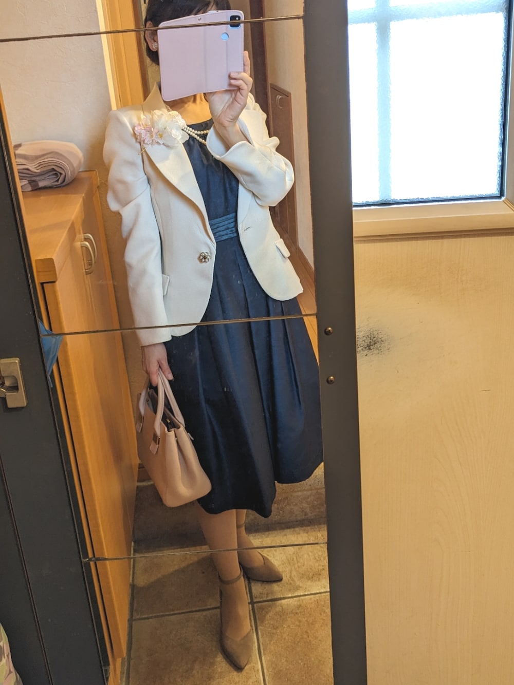 「キレイめ、入学式、いまどきジャケット写真」｜「FURLAのアイテム（ハンドバッグ、ピンク系）」を使った、彩さん（レディース・156cm）の春コーディネートの1枚目の写真