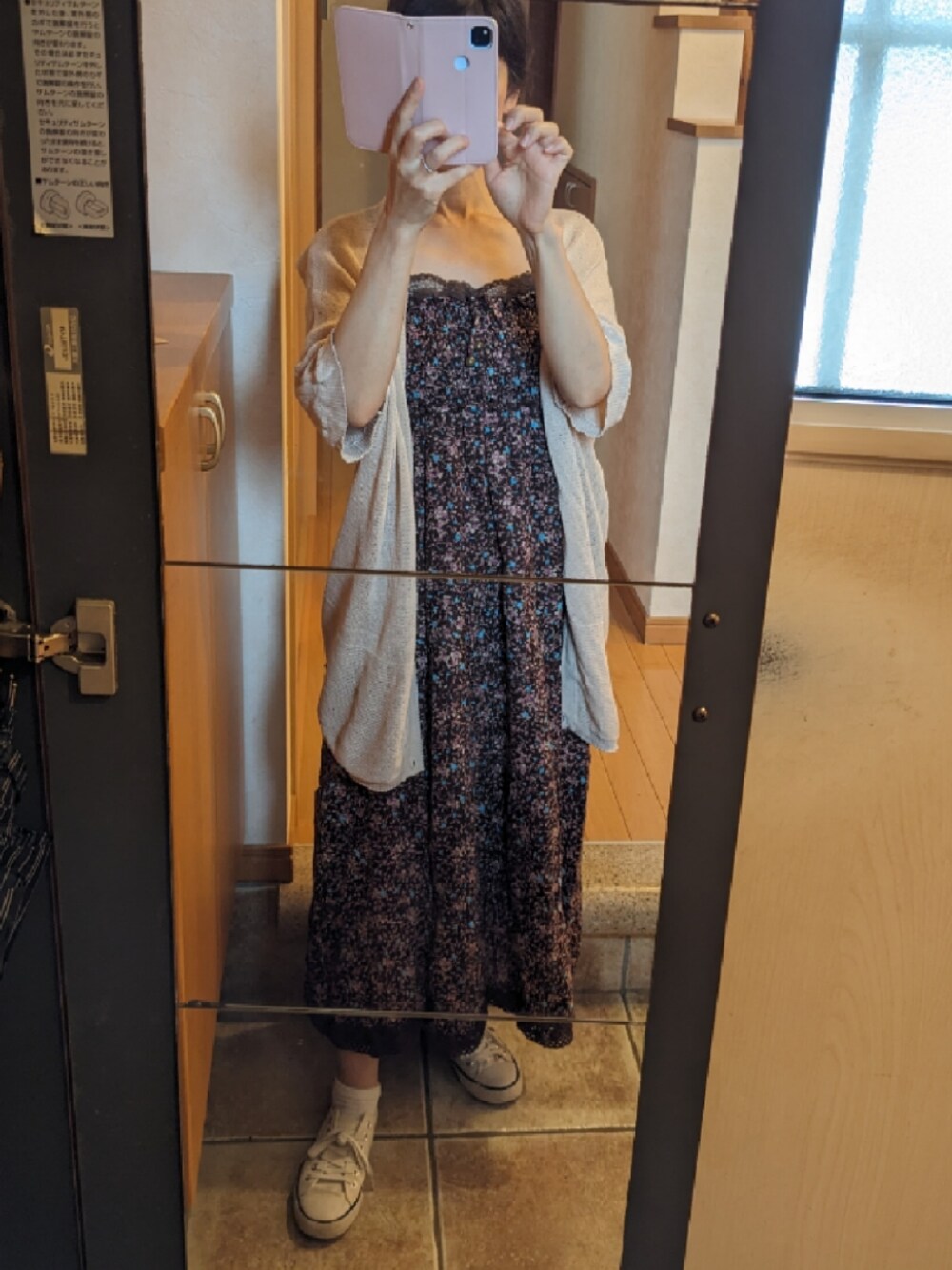 「キャミワンピ、カーディガン」｜「不明のアイテム（スニーカー、ホワイト系）」を使った、彩さん（レディース・155cm）の夏コーディネートの1枚目の写真