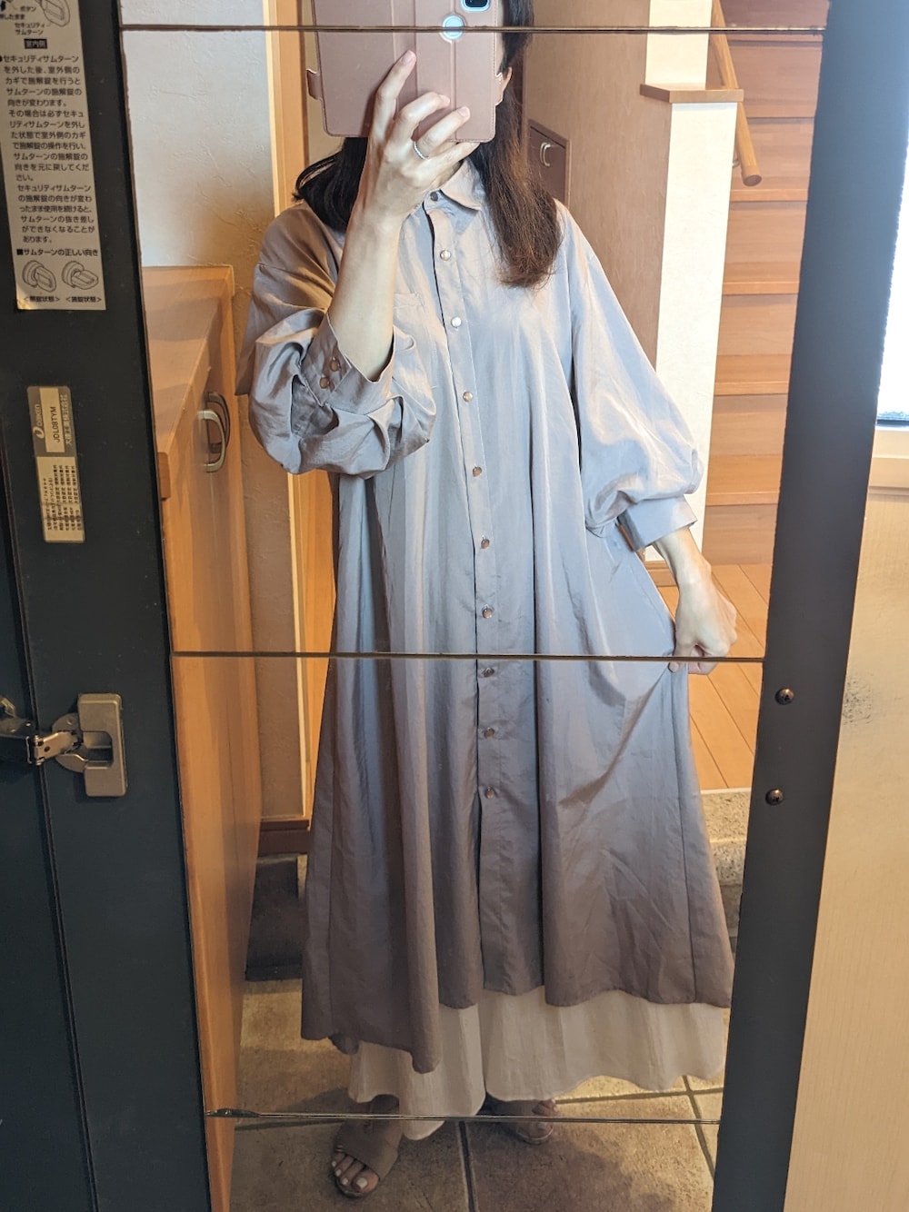 「ワンピース、ワンピース×スニーカー、ボリューム袖」｜「w closetのアイテム（ワンピース、グレー系）」を使った、彩さん（レディース・156cm）の秋コーディネートの1枚目の写真