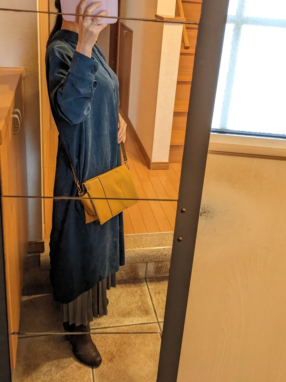 「ワンピース、斜めがけバック、ショルダーバッグ、プチプラ」｜「MACARONICのアイテム（ショルダーバッグ、イエロー系）」を使った、彩さん（レディース・156cm）の冬コーディネートの1枚目の写真
