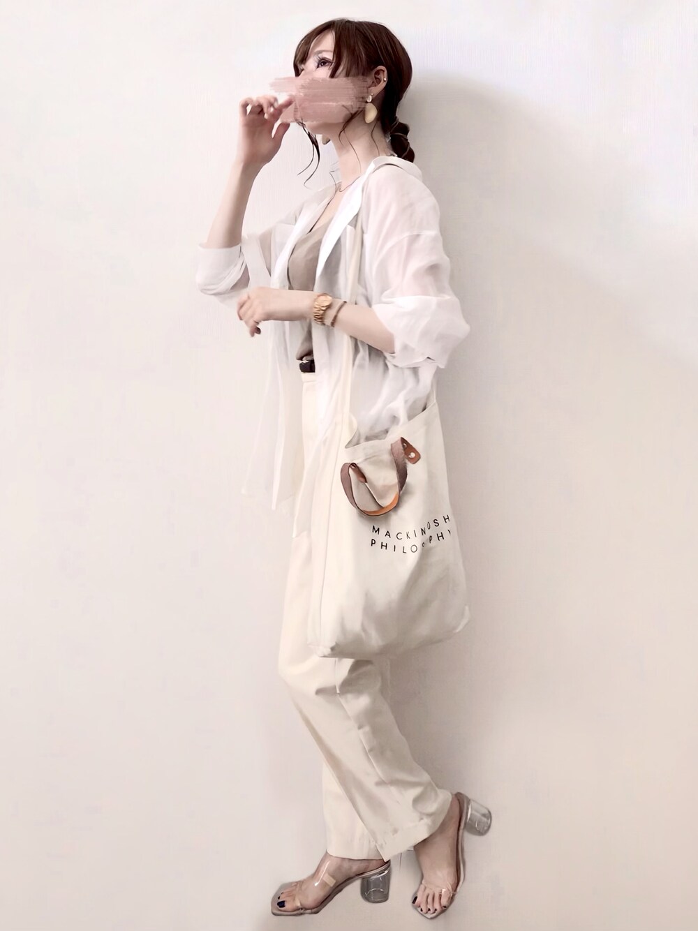 ベージュ系のタンクトップ、ホワイト系のシャツ/ブラウス、ホワイト系のスラックスを着用したレディースの秋コーディネートの1枚目の写真