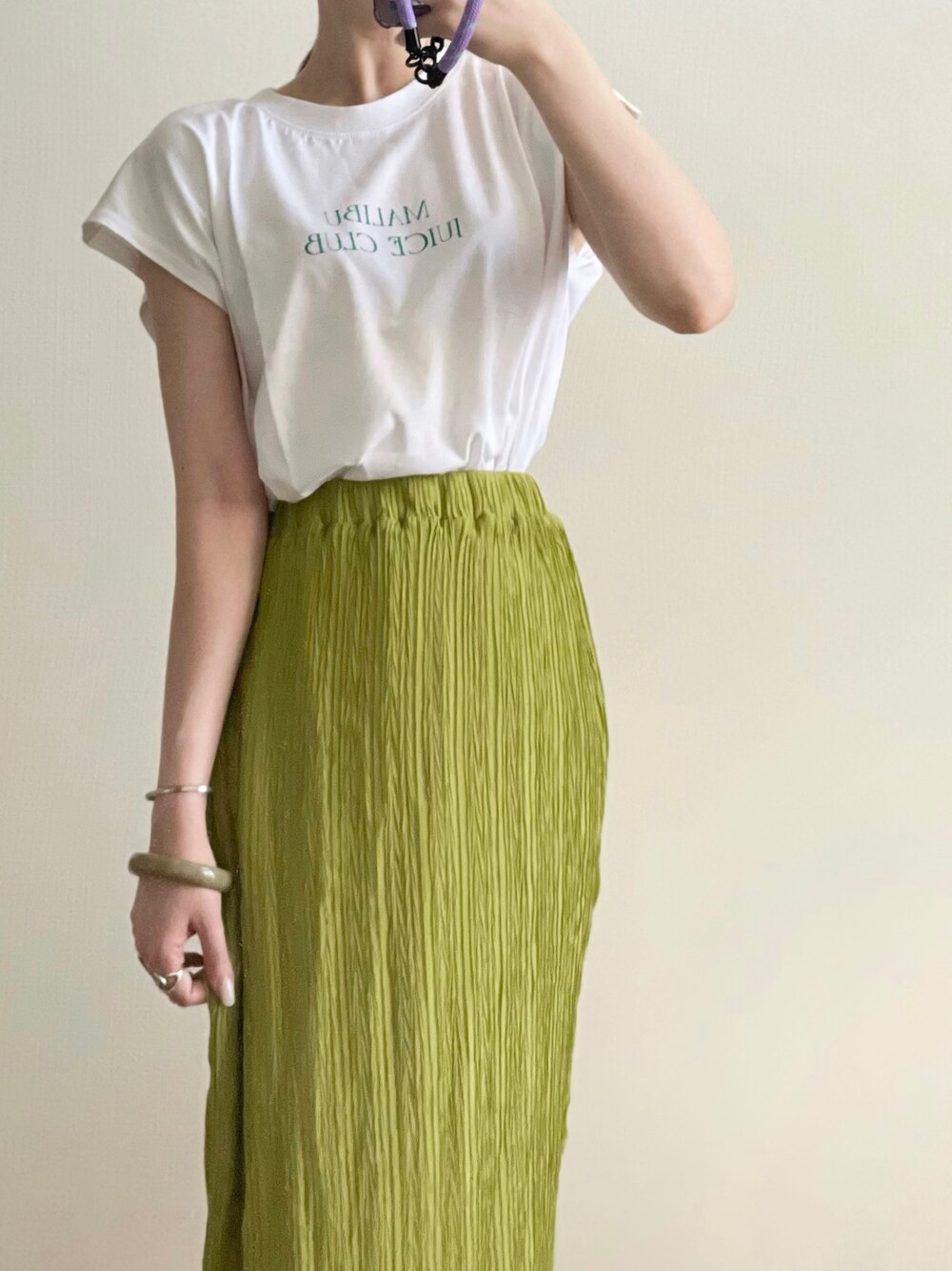 ホワイト系のTシャツ/カットソーを着用したレディースの夏コーディネートの1枚目の写真