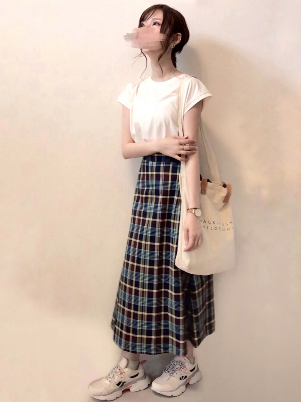 ホワイト系のTシャツ/カットソー、ブルー系のスカート、ホワイト系のスニーカーを着用したレディースの夏コーディネートの1枚目の写真