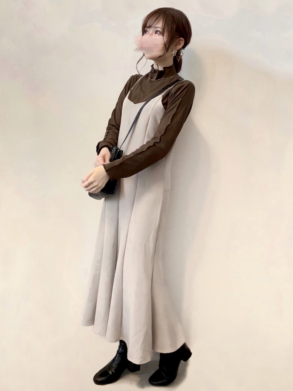 ブラウン系のTシャツ/カットソー、ブラック系のブーツ、ゴールド系のネックレスを着用したレディースの冬コーディネートの1枚目の写真