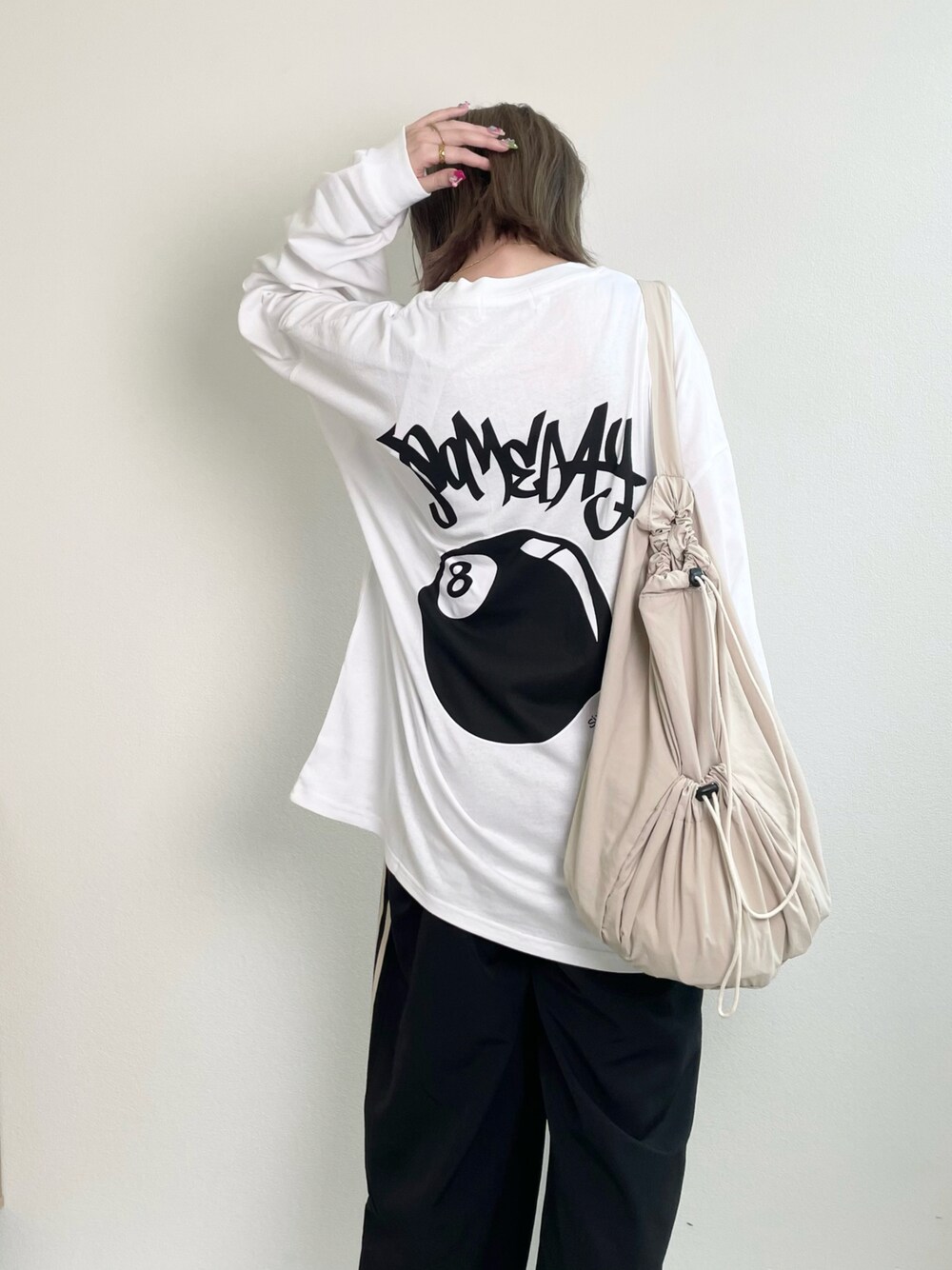 ホワイト系のTシャツ/カットソーを着用したレディースの夏コーディネートの1枚目の写真