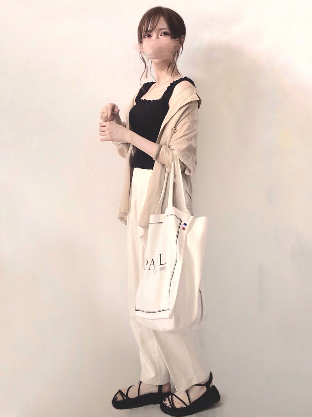 ブラック系のキャミソール、ベージュ系のテーラードジャケット、ホワイト系のスラックスを着用したレディースの夏コーディネートの1枚目の写真