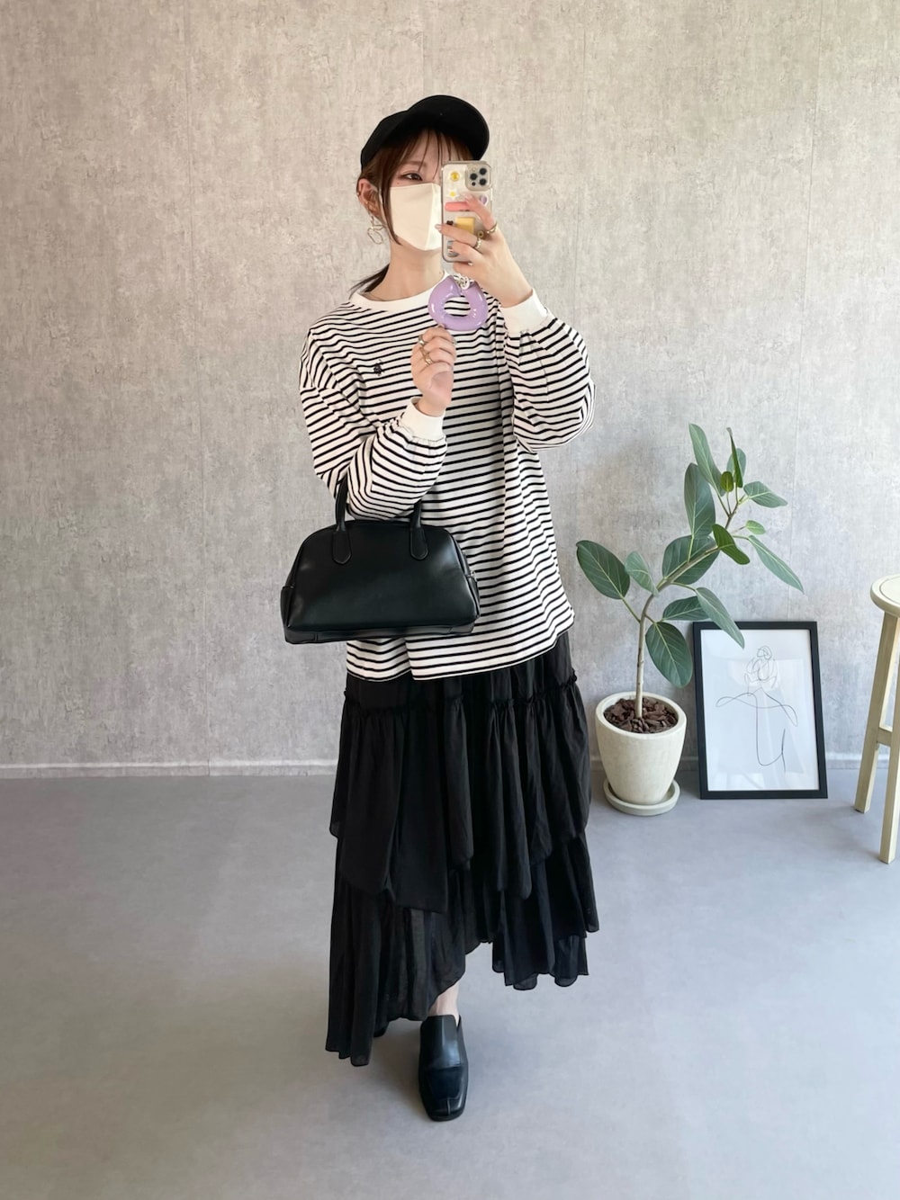 ブラック系のボストンバッグ、ホワイト系のTシャツ/カットソー、ブラック系のローファーを着用したレディースの秋コーディネートの1枚目の写真