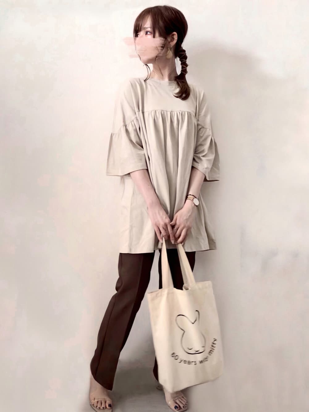 グレー系のTシャツ/カットソー、ブラウン系のその他パンツ、その他のサンダルを着用したレディースの夏コーディネートの1枚目の写真