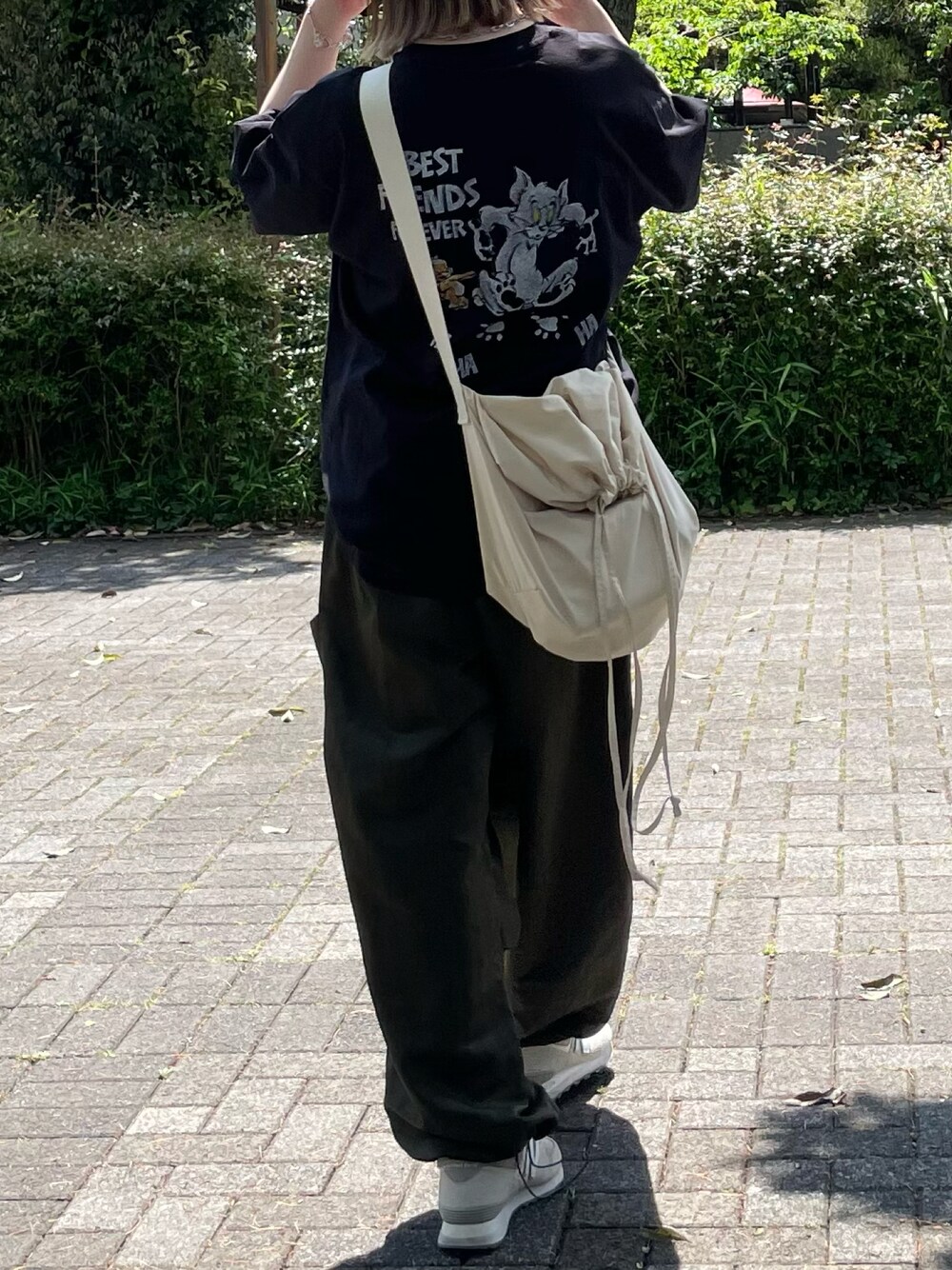 ブラック系のTシャツ/カットソーを着用したレディースの春コーディネートの1枚目の写真