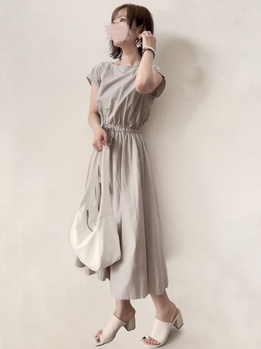 グレー系のワンピース、ホワイト系のサンダルを着用したレディースの夏コーディネートの1枚目の写真