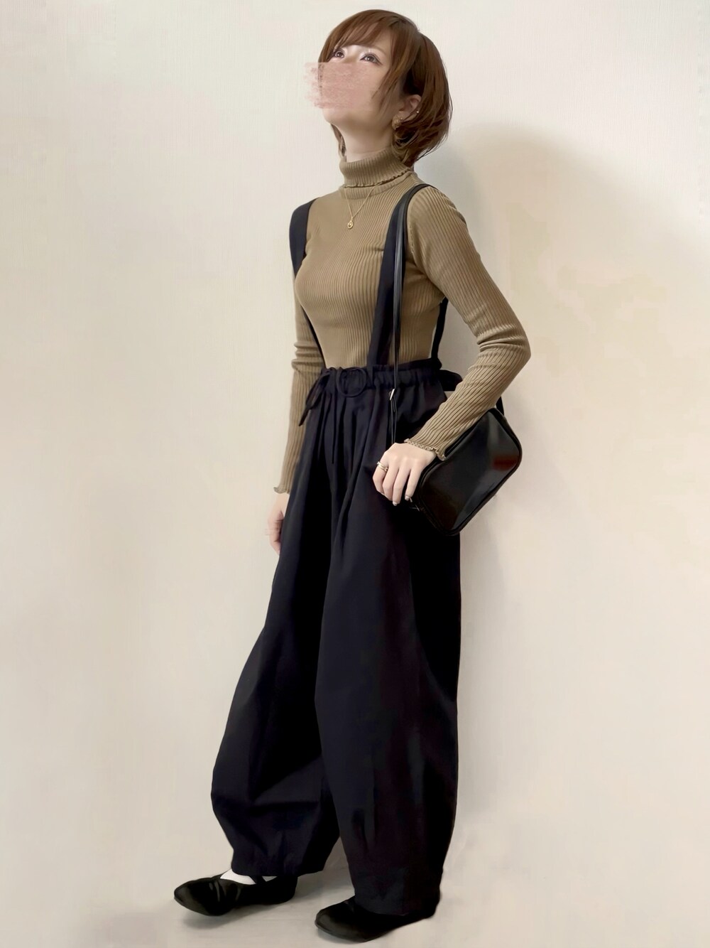ブラック系のその他パンツ、ブラウン系のニット/セーター、ブラック系のその他シューズを着用したレディースの春コーディネートの1枚目の写真