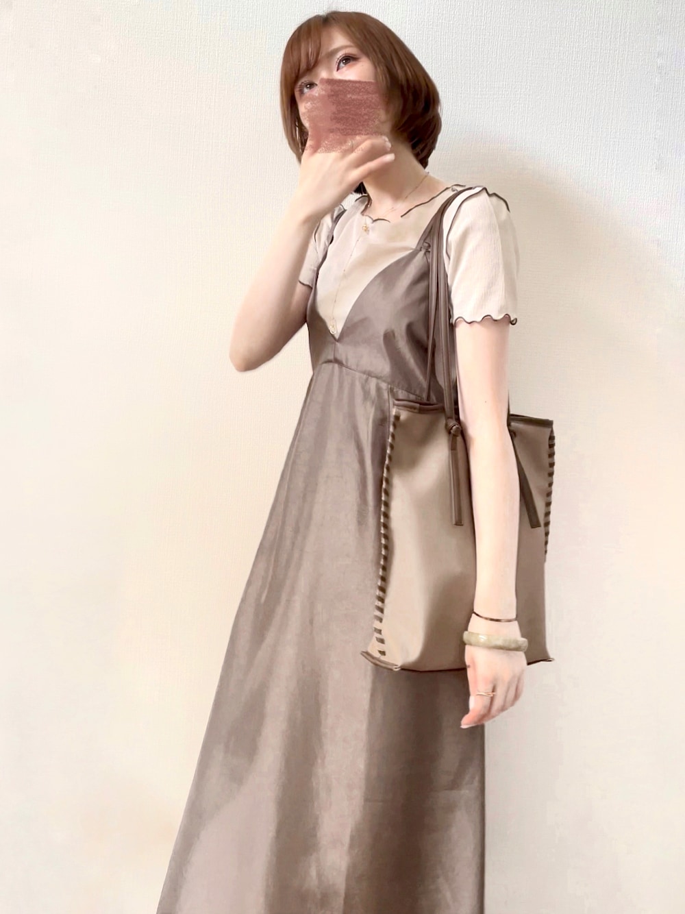 ブラウン系のワンピース、ベージュ系のトートバッグ、ベージュ系のトップスを着用したレディースの夏コーディネートの1枚目の写真