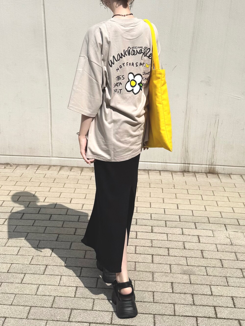 ベージュ系のTシャツ/カットソーを着用したレディースの夏コーディネートの1枚目の写真