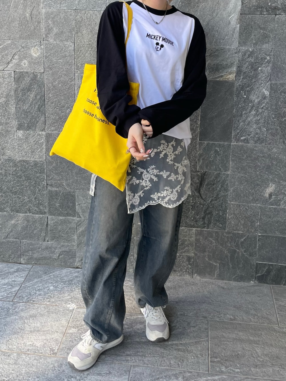 ホワイト系のTシャツ/カットソーを着用したレディースの春コーディネートの1枚目の写真