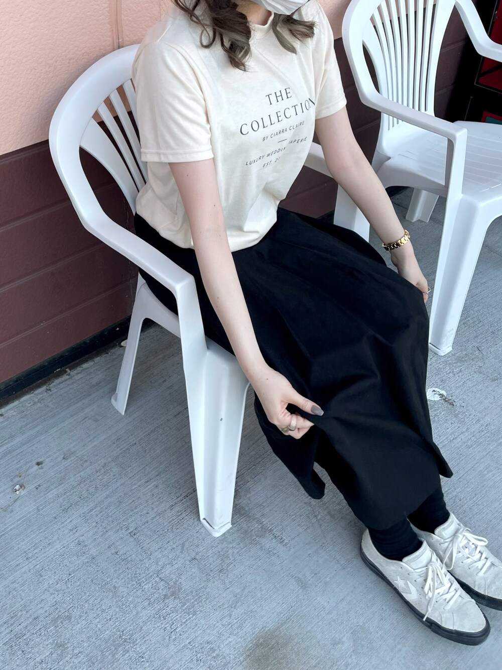 ホワイト系のTシャツ/カットソー、ホワイト系のスニーカー、ピンク系のアナログ腕時計を着用したレディースの春コーディネートの1枚目の写真