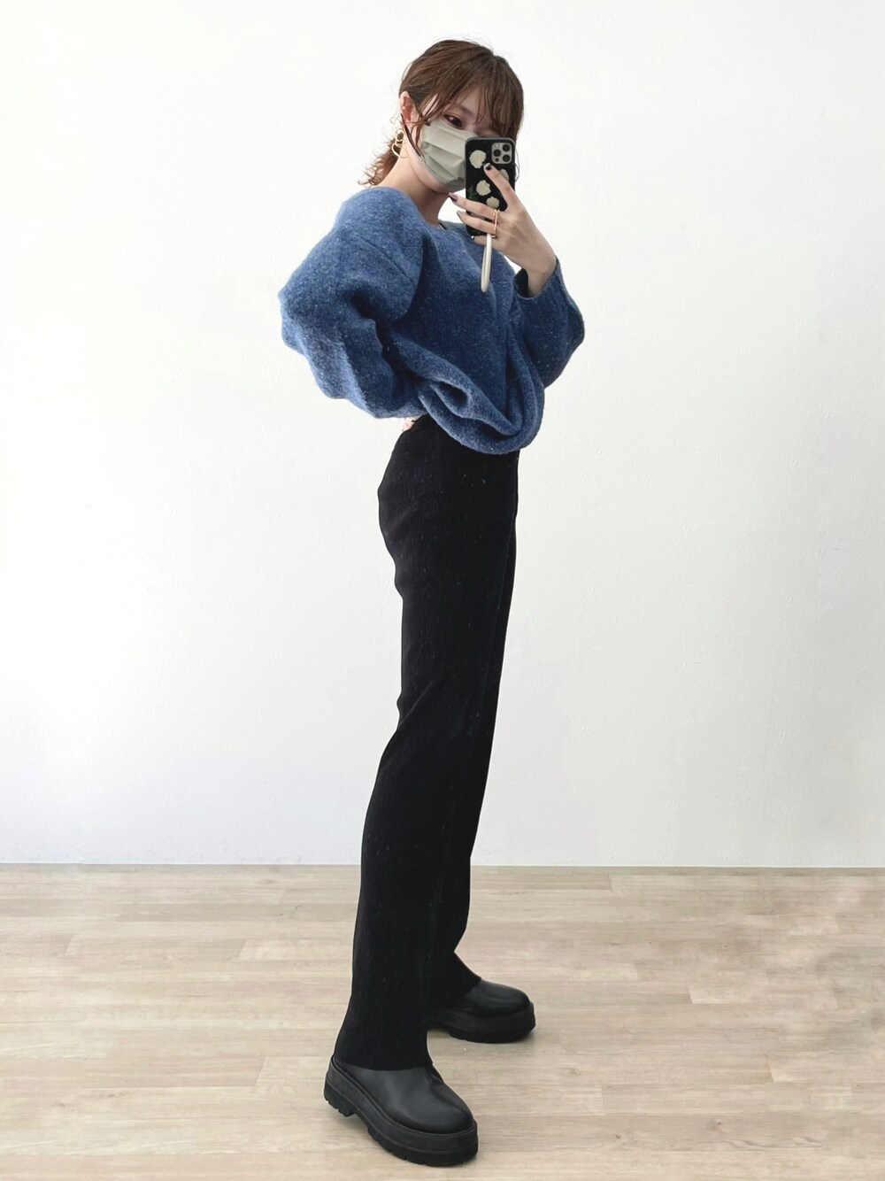 ブラック系のその他パンツ、パープル系のニット/セーター、ブラック系のブーツを着用したレディースの春コーディネートの1枚目の写真