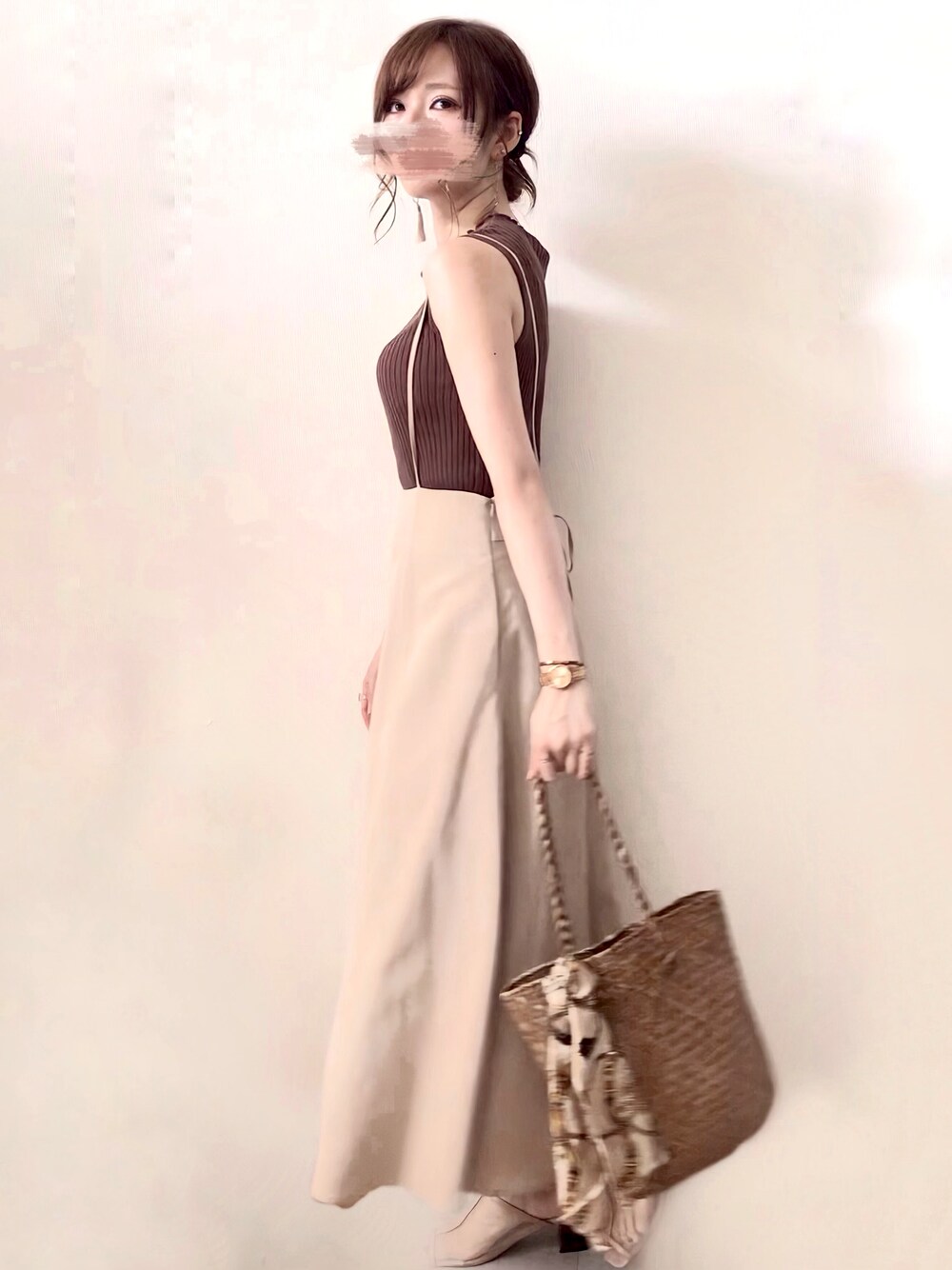 ブラウン系のニット/セーター、ベージュ系のスカート、ベージュ系のサンダルを着用したレディースの秋コーディネートの1枚目の写真