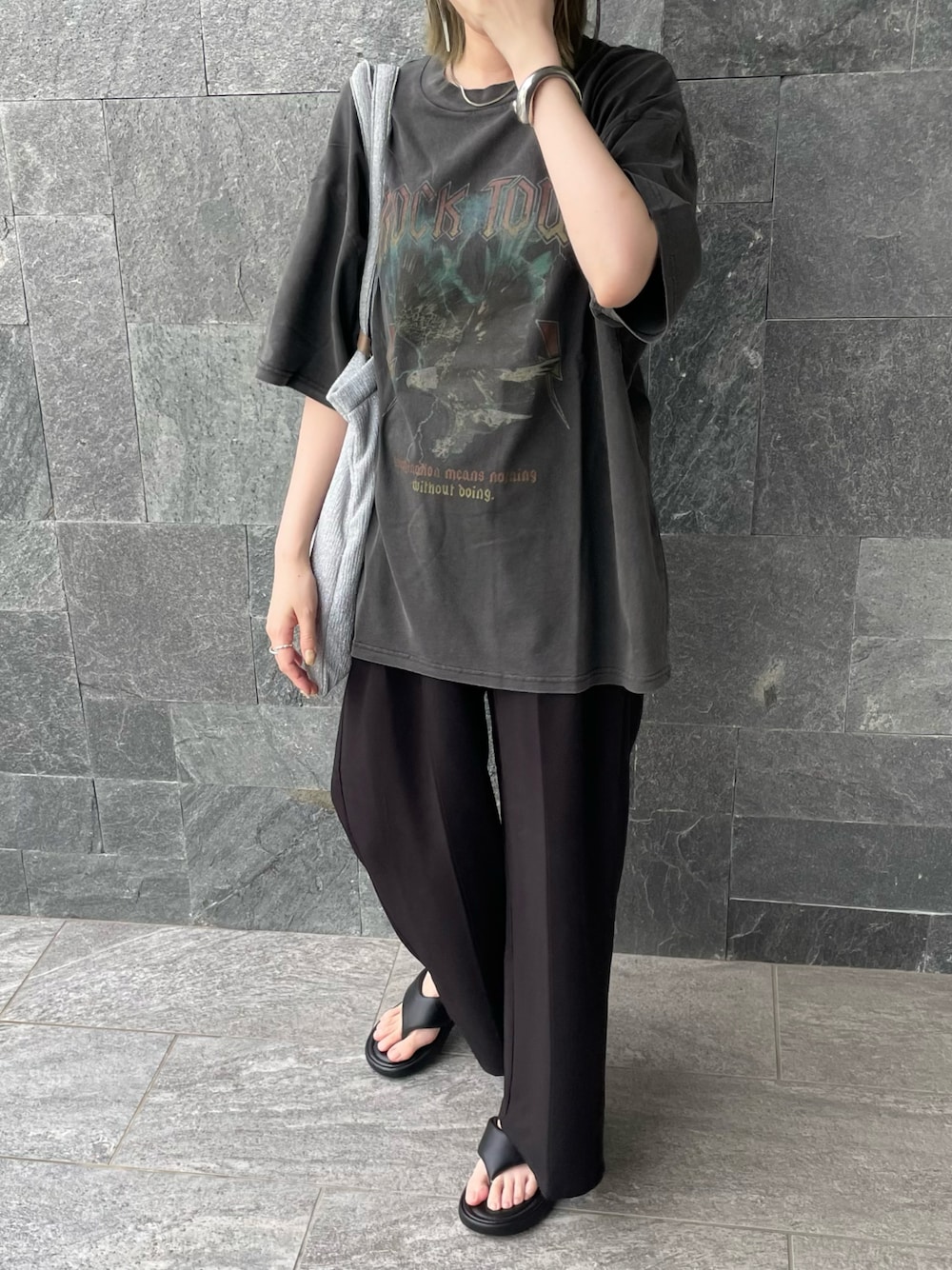 グレー系のTシャツ/カットソーを着用したレディースの夏コーディネートの1枚目の写真