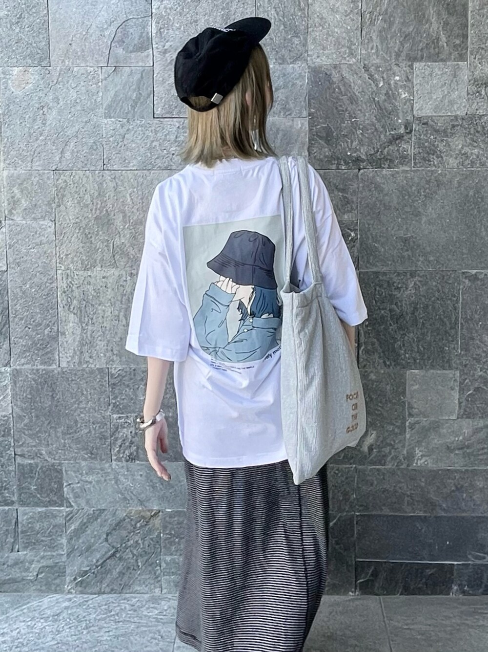 ホワイト系のTシャツ/カットソーを着用したレディースの夏コーディネートの1枚目の写真