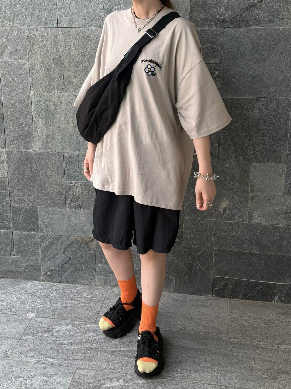 ベージュ系のTシャツ/カットソーを着用したレディースの夏コーディネートの1枚目の写真