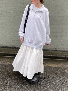 「白スカート」｜「アイテム（スウェット）」を使った、みみみさん（レディース・163cm）の秋コーディネート