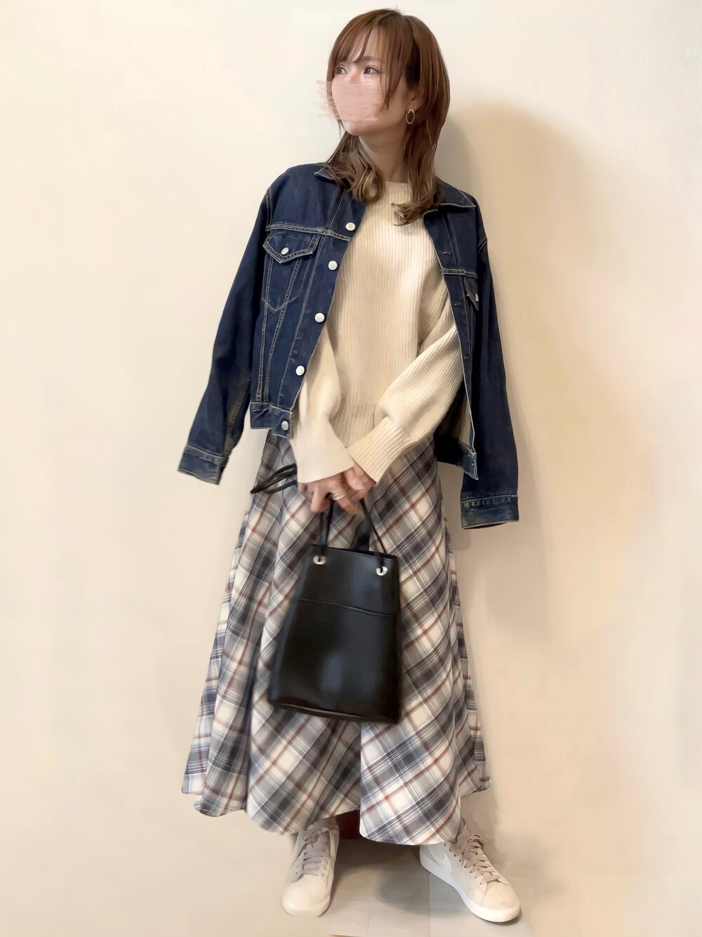 ブルー系のスカート、ベージュ系のスニーカー、ホワイト系のニット/セーターを着用したレディースの春コーディネートの1枚目の写真