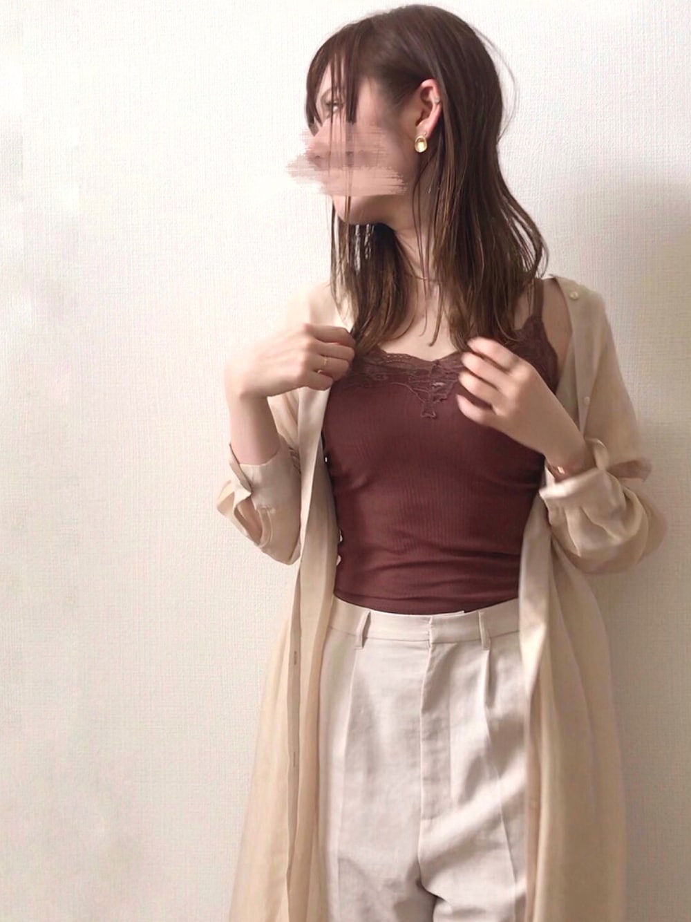 ベージュ系のワンピース、ホワイト系のその他パンツ、ブラウン系のインナーウェア/肌着を着用したレディースの夏コーディネートの1枚目の写真