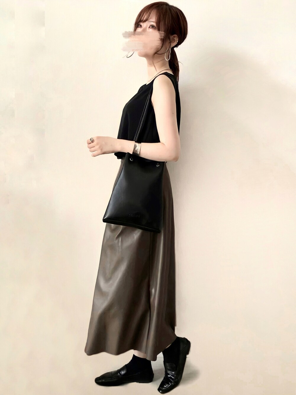 ホワイト系のトップス、ブラウン系のスカート、ブラック系のローファーを着用したレディースの秋コーディネートの1枚目の写真