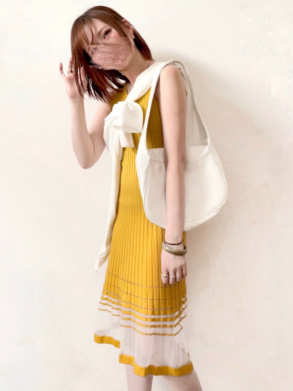 イエロー系のワンピース、グレー系のバングル/リストバンドを着用したレディースの夏コーディネートの1枚目の写真