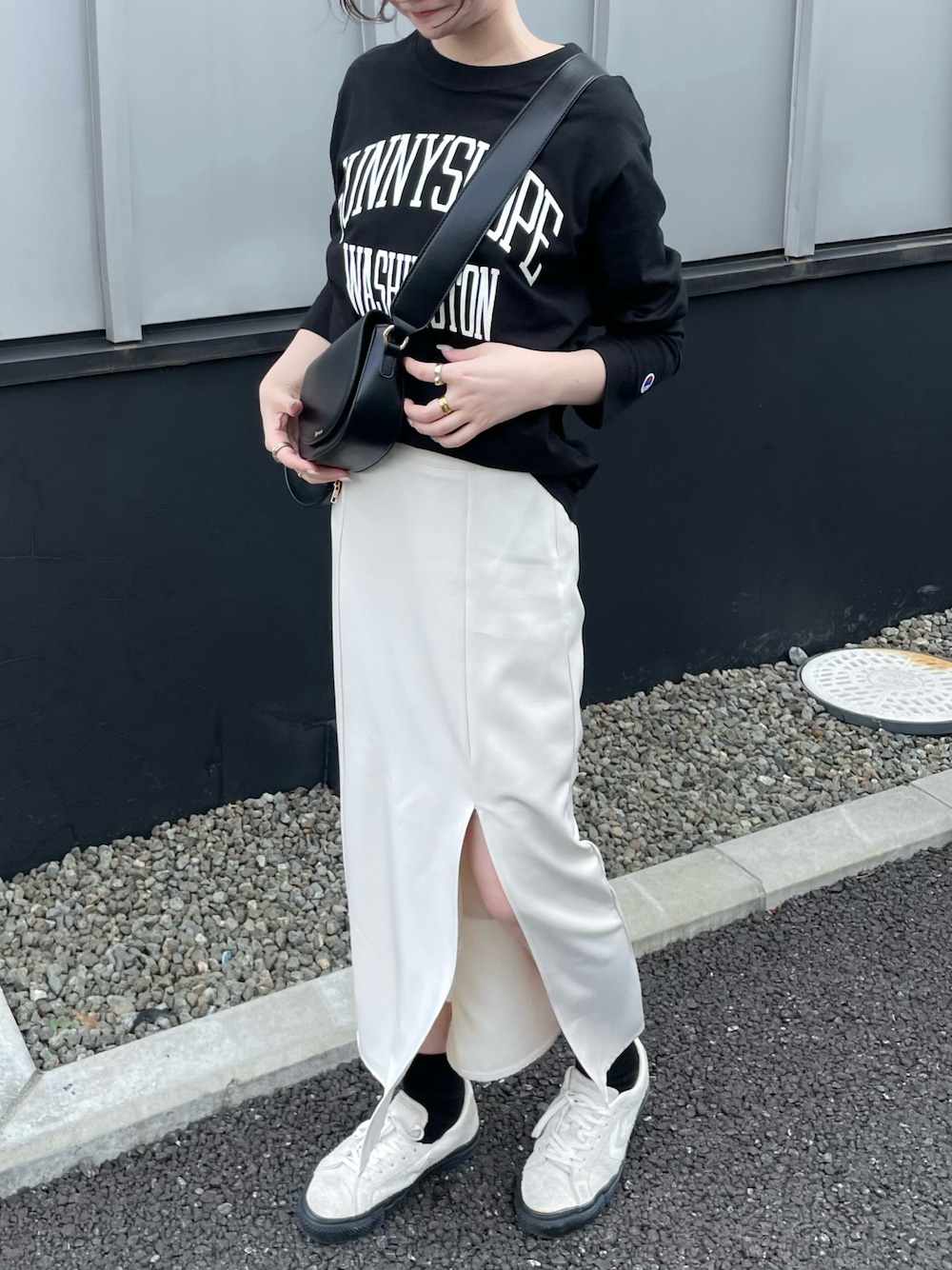 ブラック系のTシャツ/カットソー、ホワイト系のスニーカーを着用したレディースの秋コーディネートの1枚目の写真