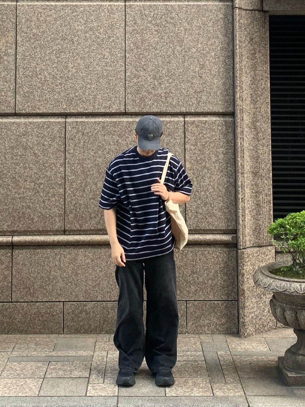 「EVCONのアイテム（Tシャツ/カットソー、ブラック系）」を使った、大庭葉藏さん（メンズ・178cm）の春コーディネートの1枚目の写真