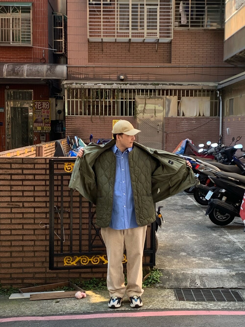 「A.P.C.のCASQUETTE CHARLIE（帽子、ベージュ系）」を使った、大庭葉藏さん（メンズ・178cm）の冬コーディネートの1枚目の写真