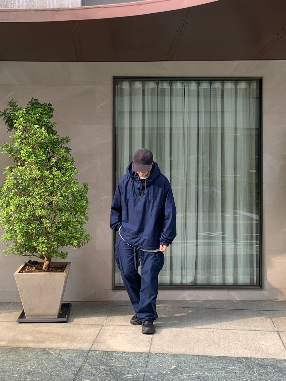 「BEAMS PLUSのBEAMS PLUS / 男裝 Indigo 六口袋 抽繩 軍裝 長褲（パンツ、ブルー系）」を使った、大庭葉藏さん（メンズ・178cm）の春コーディネートの1枚目の写真