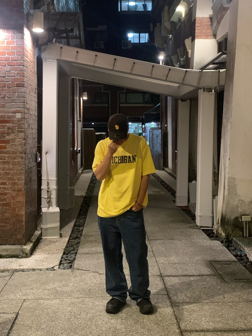 「BEAMSのBEAMS / カレッジ ルーズフィット Tシャツ（Tシャツ/カットソー、イエロー系）」を使った、大庭葉藏さん（メンズ・178cm）の夏コーディネートの1枚目の写真