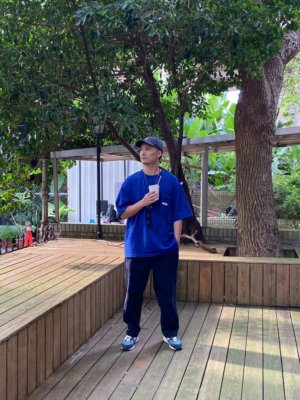 「cahlumnのアイテム（トップス、ブルー系）」を使った、大庭葉藏さん（メンズ・178cm）の夏コーディネートの1枚目の写真