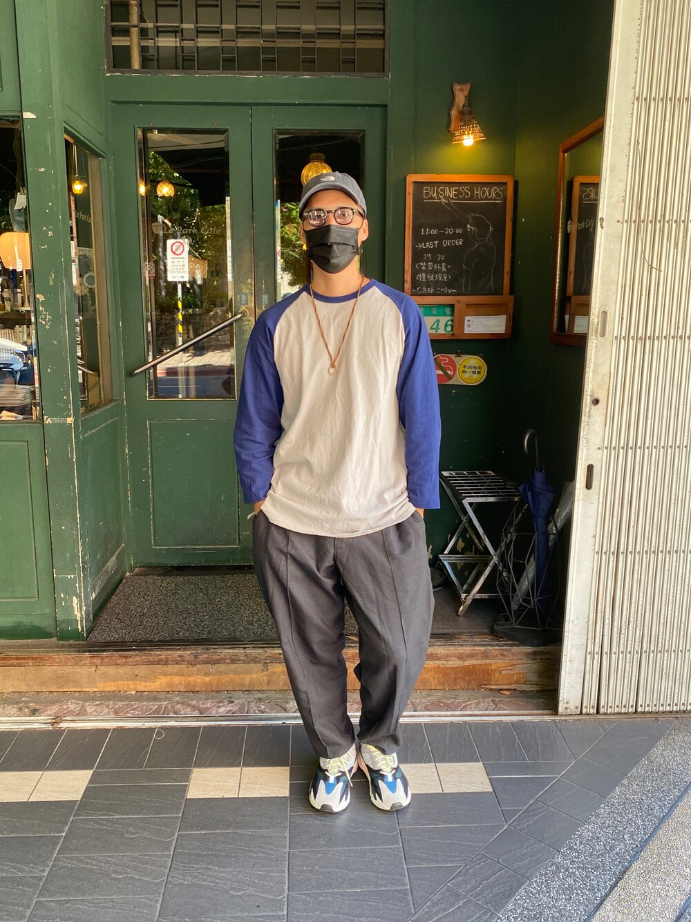 「街頭穿搭、日系極簡」｜「BEAMSのアイテム（パンツ、グレー系）」を使った、大庭葉藏さん（メンズ・178cm）の夏コーディネートの1枚目の写真