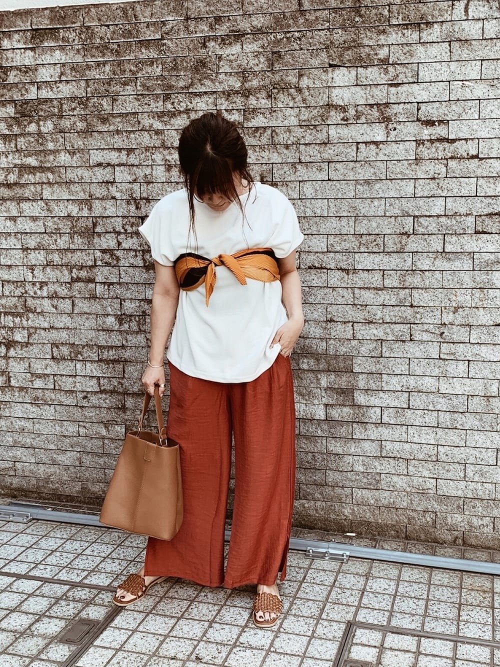 ホワイト系のTシャツ/カットソー、オレンジ系のその他パンツ、イエロー系のサンダルを着用したレディースの夏コーディネートの1枚目の写真